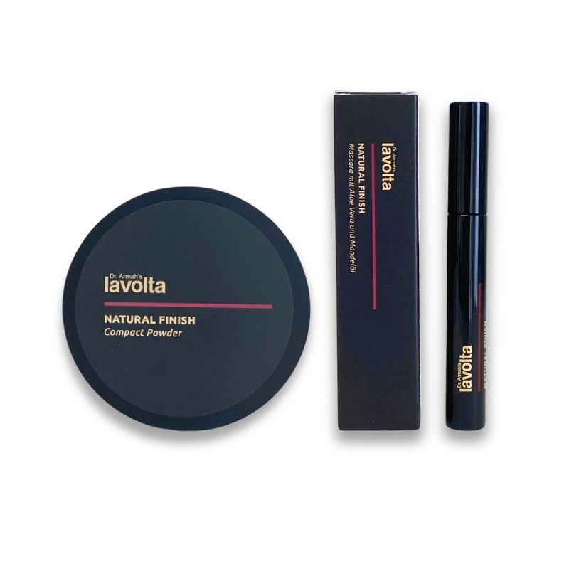 Das Natural Finish Make-up Set, eine Kollektion von Make-up-Produkten für einen makellosen und natürlich aussehenden Teint, elegant arrangiert.