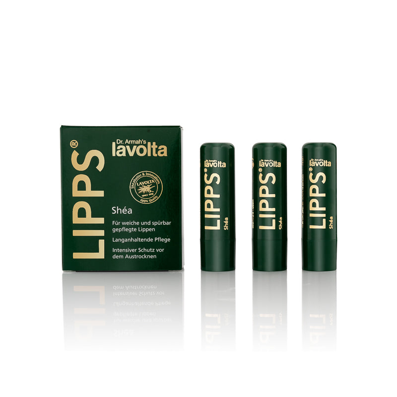 Das Lavolta Shea Lipps Trio, ein Set aus drei Lippenpflegeprodukten mit Sheabutter, elegant aufgereiht, um eine komplette Pflegeroutine für die Lippen zu zeigen.